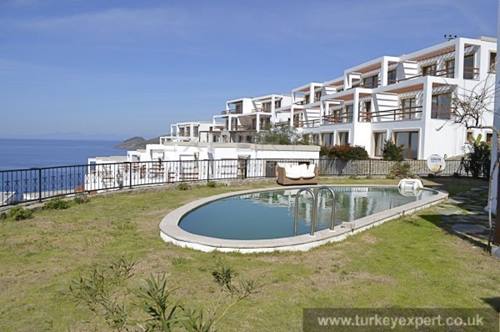 Villa met prive pool en zezicht p een complex aan zee