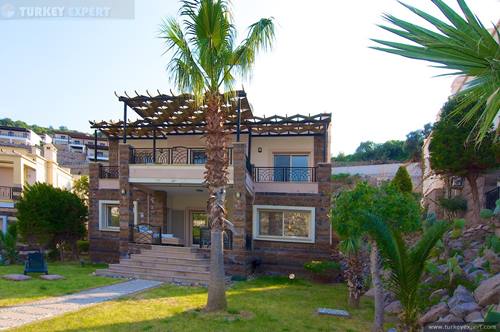 Exclusive beachfront villa with 5 bedrooms in Bodrum Yalikavak