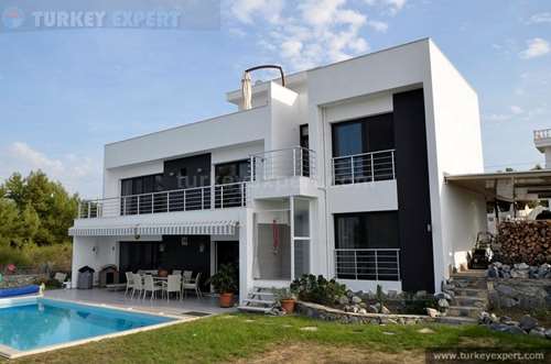 Luxueuze villa op 3 niveau’s met tuin en zwembad, en uitzicht op zee