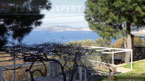 Vrijstaande villa met zeezicht, privézwembad, tuin en garage in Izmir Yenifoca
