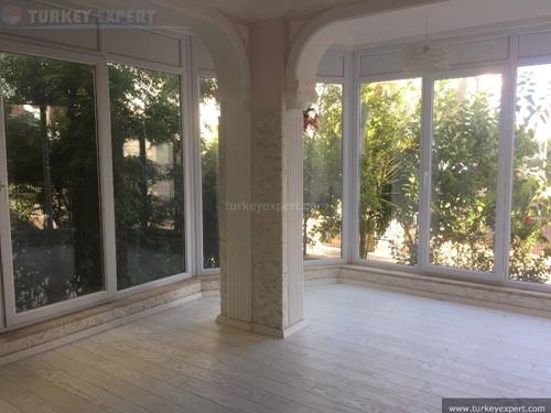 Ruime 7-kamer villa te koop in Antalya Lara met 6 slaapkamers, slechts 50 m van de promenade