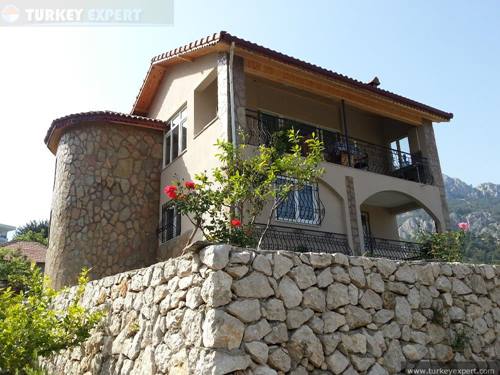 Huis te koop in Antalya met een zwembad op een groot stuk grond met een prachtig uitzicht