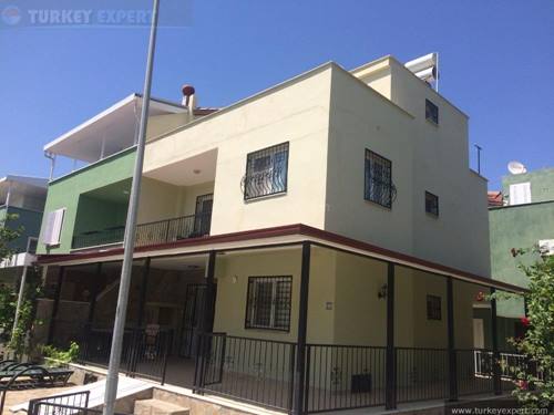 Volledig ingerichte ruime vakantiewoning met uitzicht op het zwembad te koop in Kusadasi