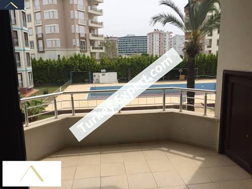 Apartment for sale in Antalya in a complex with swimming pool