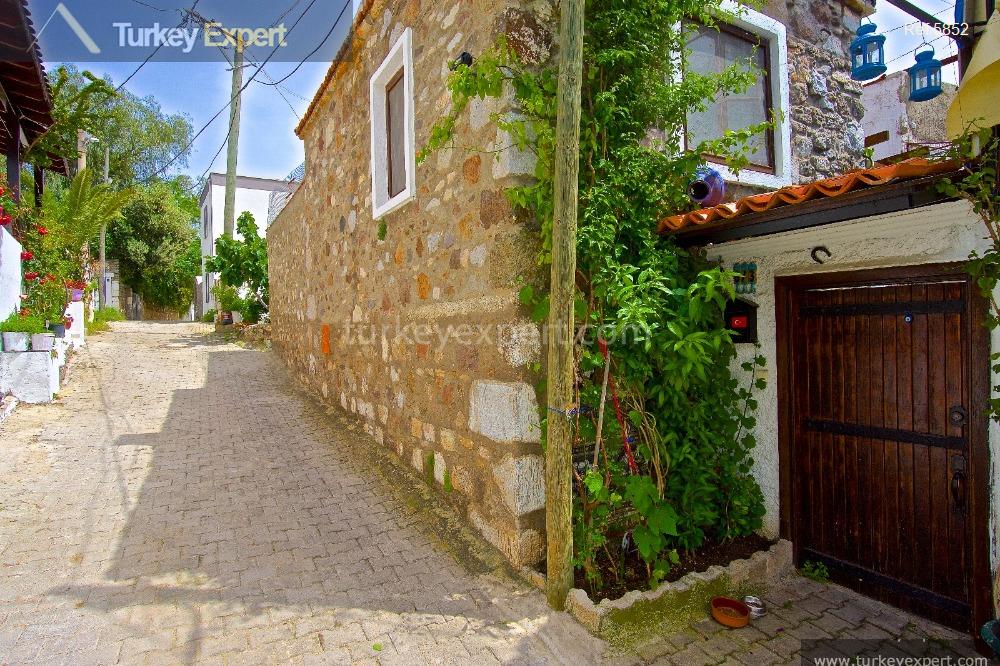 Bodrum merkezde bahçesi ve deniz manzarası olan satılık, geleneksel taş ev