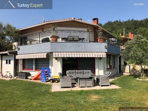 Luxury detached villa in Izmir with 750 m2 private garden on a complex with swimming pool and maintenance