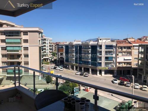 Karsiyaka Yali district apartment for sale with 3 bedrooms and private parking, Izmir