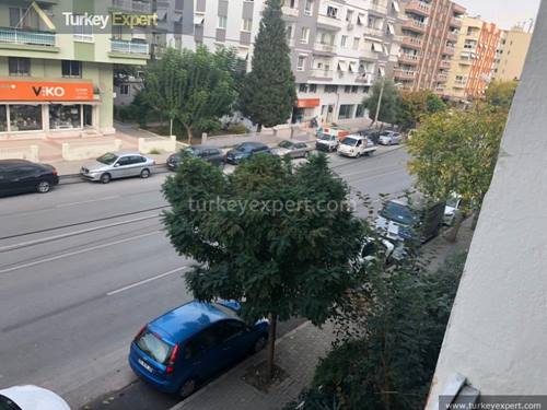 Investment apartment in Izmir Karsiyaka for sale in an excellent central location, needs refurbishment