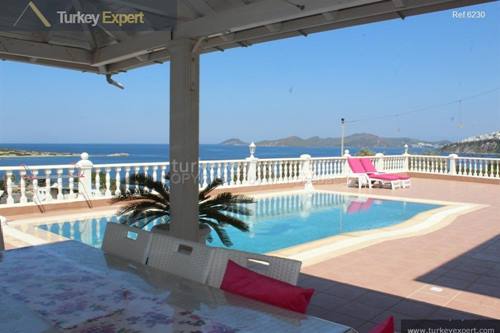 Spacious villa with amazing sea views, a private pool and only 100 meters to the beach