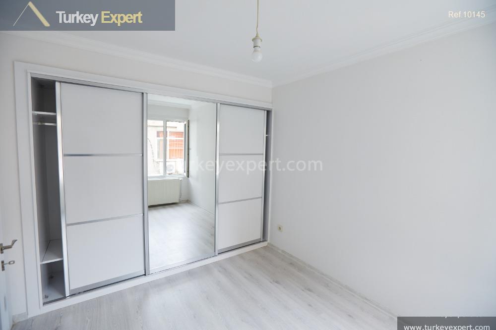 Bright resale property in a central location in Izmir Alsancak 0