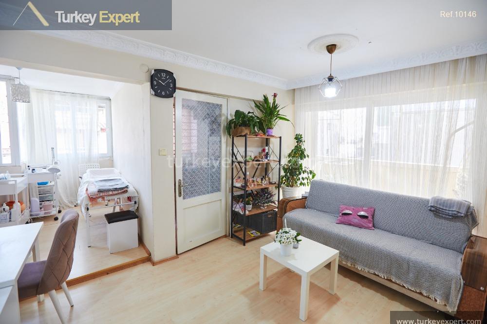 Spacious top floor flat for sale in Izmir Alsancak 0