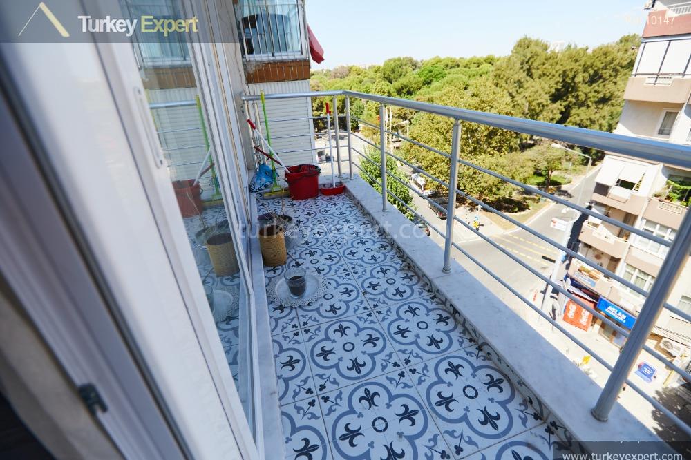 Cozy top floor resale flat with a roof terrace in Izmir Alsancak 0