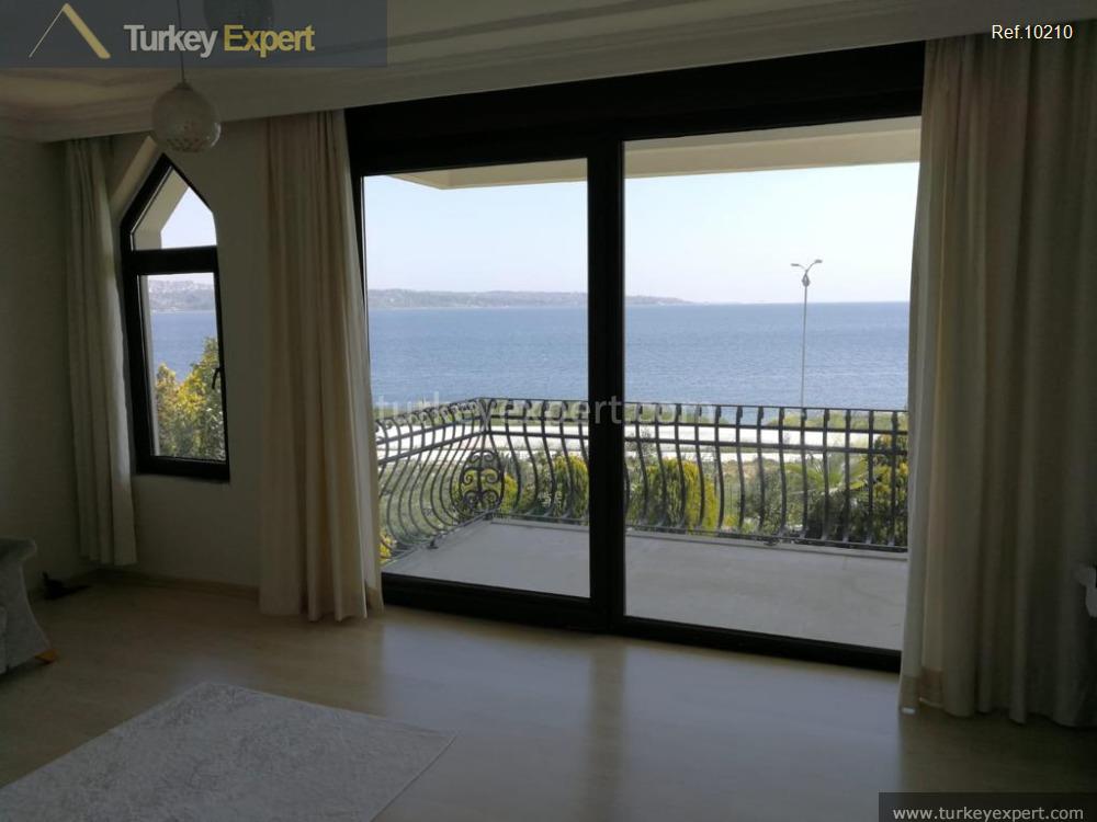 Spacious villa for sale in Istanbul Buyukcekmece, next to the sea 1