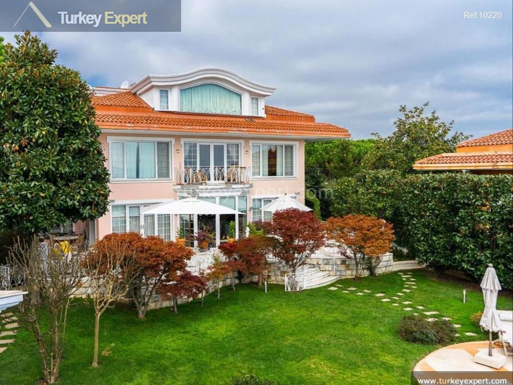 Exquisite Bosphorus villa with panoramic views in Istanbul Sariyer 0