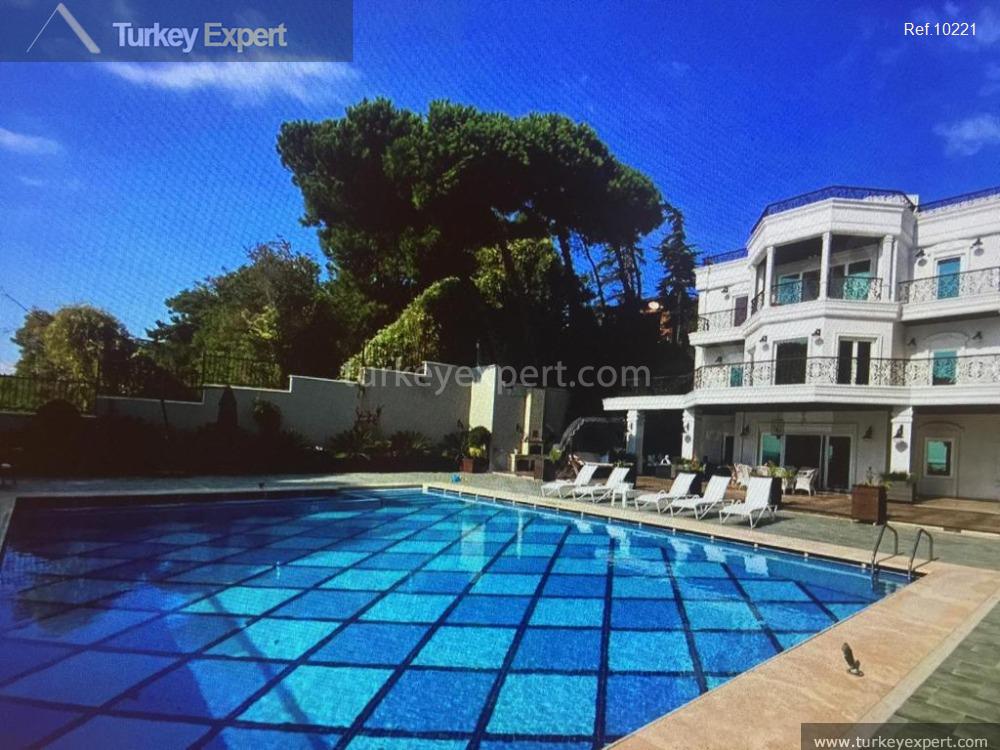 Spectacular waterfront villa with a pool in Istanbul Buyukcekmece 0