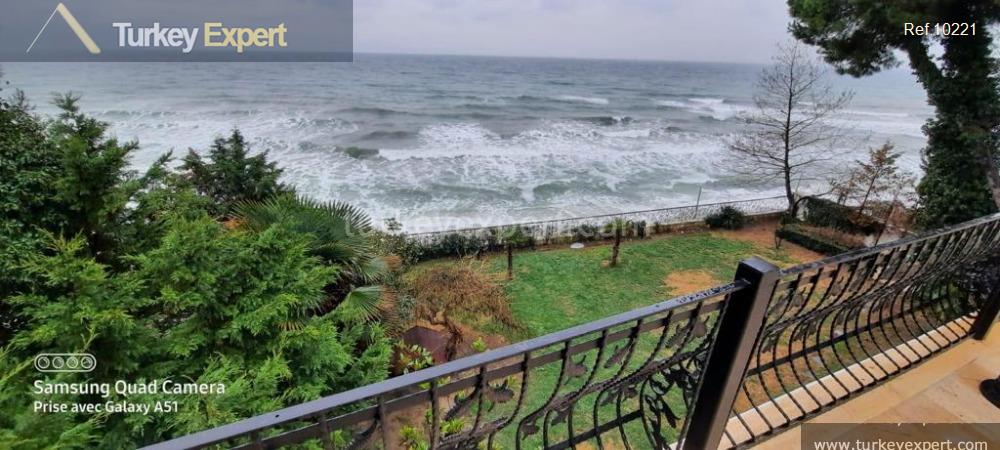 Spectacular waterfront villa with a pool in Istanbul Buyukcekmece 2