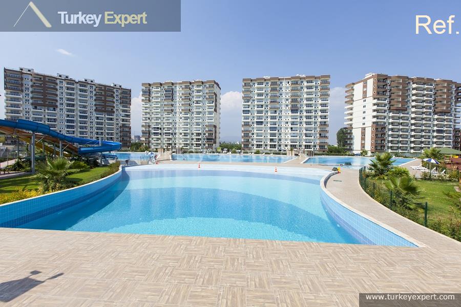 Functional flats in an apartment complex with rich social facilities in Mersin 3