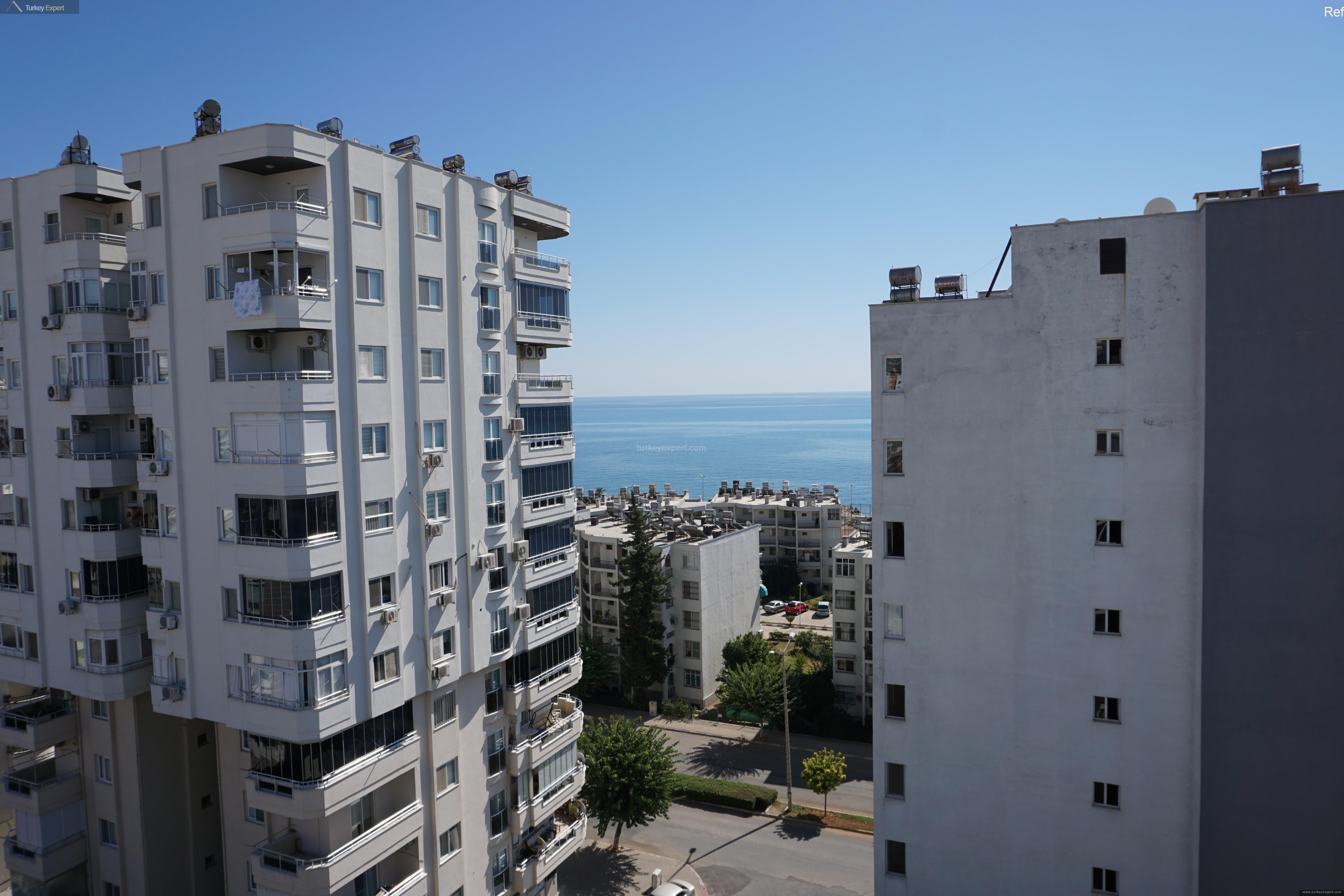 Просторные квартиры с видом на море продаются в Мерсине 0