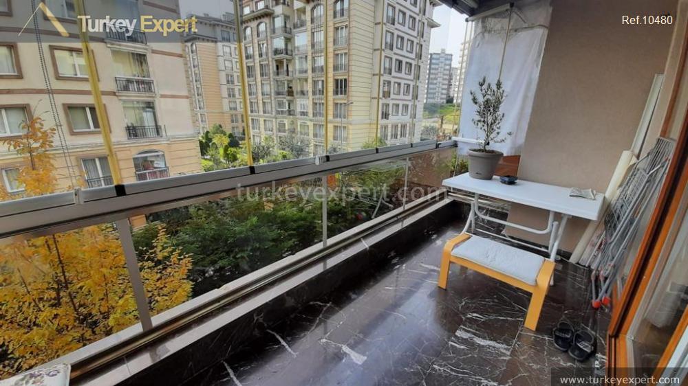 3-bedroom spacious flat in an apartment complex for sale in Istanbul, on the European side 1