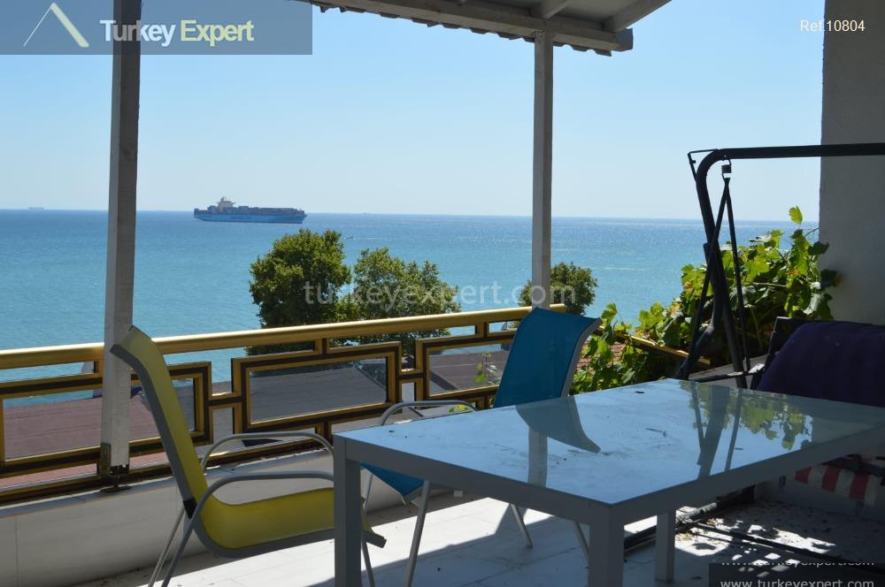 Villa with 5 bedrooms on a sea-front site in Istanbul Beylikduzu 0
