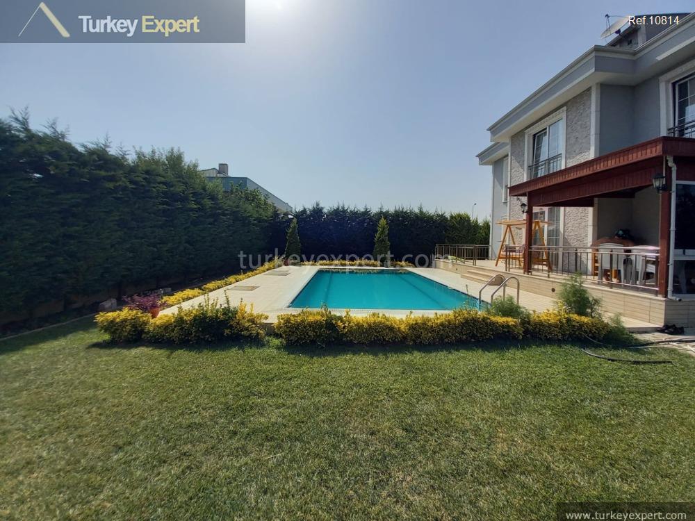 Detached villa with pool and a big land in Istanbul Buyukcekmece 0