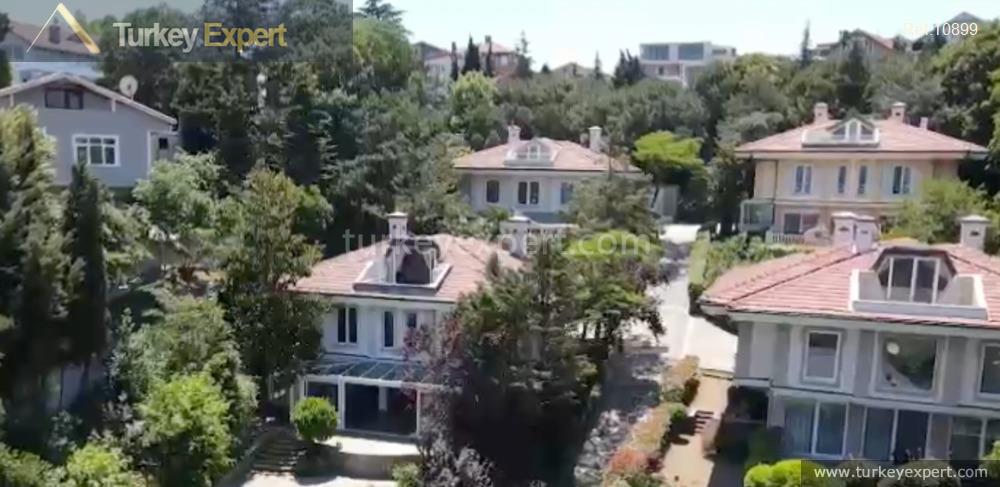 Exquisite 5-bedroom villa with the Bosphorus view in a gated complex for sale in Istanbul Tarabya 0