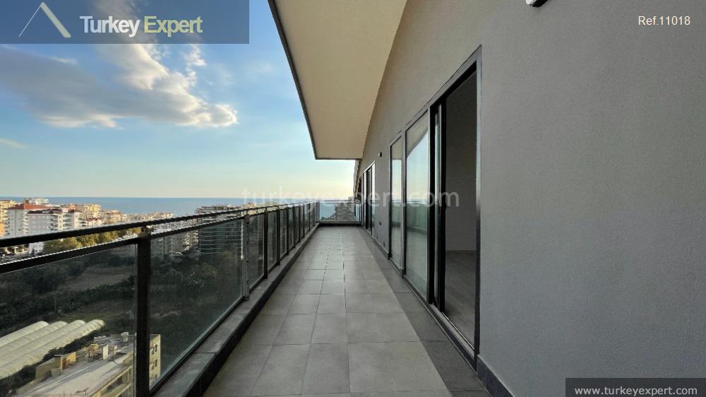 Modern apartments with spacious balconies in a complex for sale in Alanya Mahmutlar 1