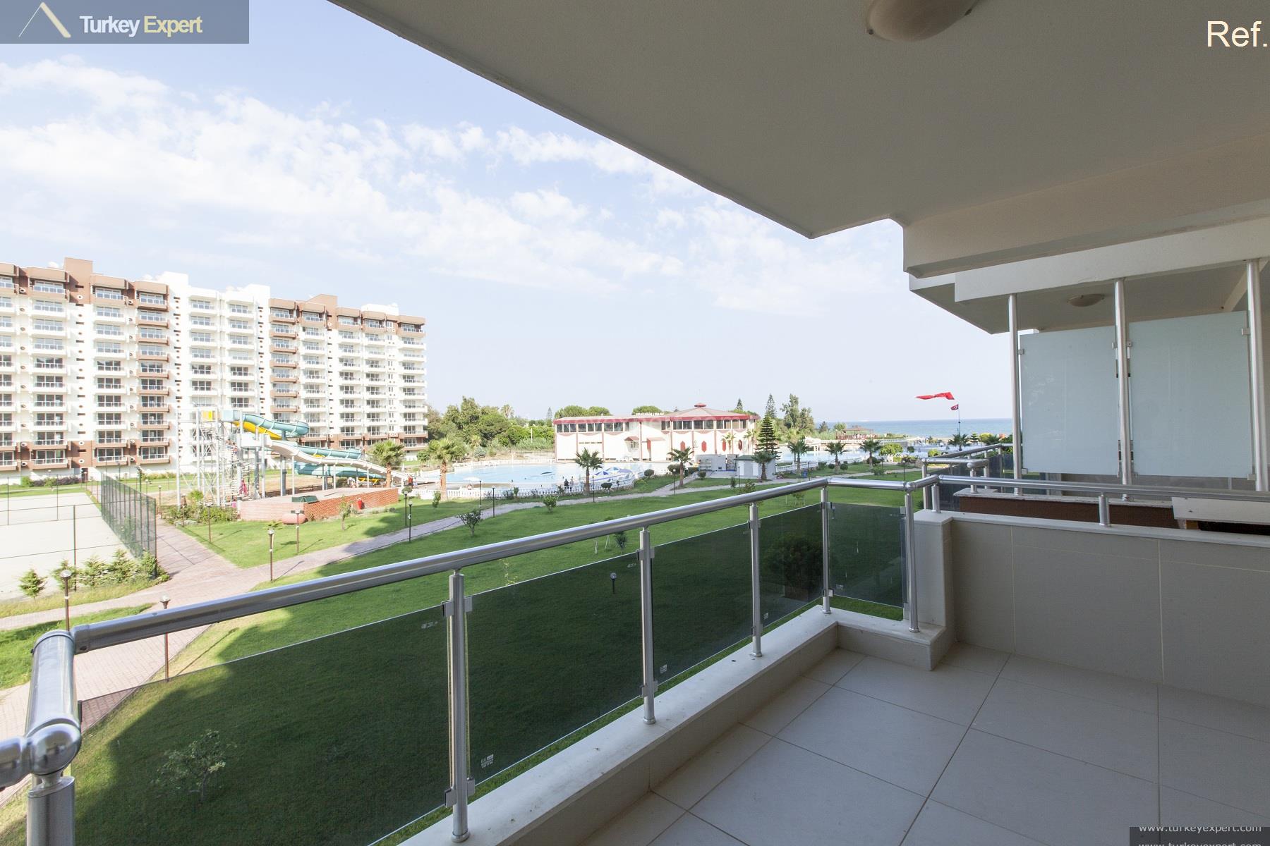 Mersin apartments right next to the sea, in a complex with 5 swimming pools 0