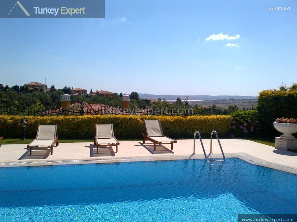 Charming villa in Istanbul Buyukcekmece on a large plot with a pool 1