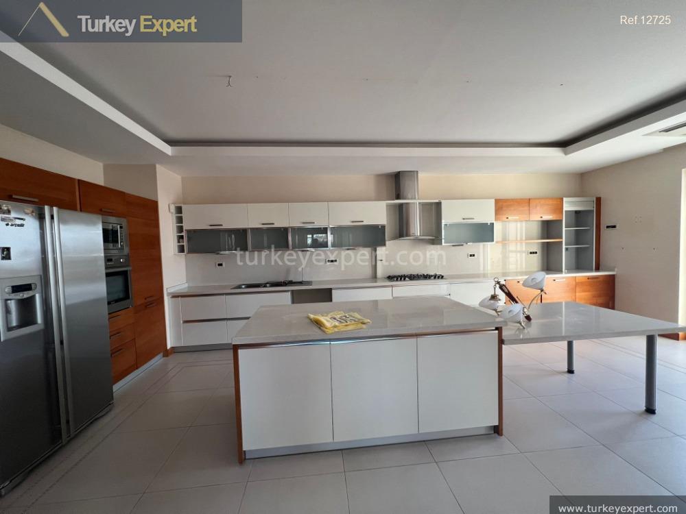 خرید خانه در استانبول شامل ویلای تریپلکس رویایی با استخر خصوصی، داخل یک مجموعه ویلایی در Hadimkoy 2