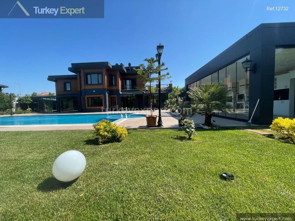 Contemporary multi-level villa with an observation terrace in Istanbul Sariyer 0