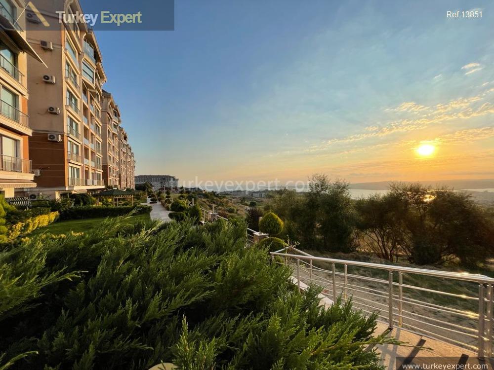 Sea-view apartment in a complex with a swimming pool in Istanbul Beylikduzu 0