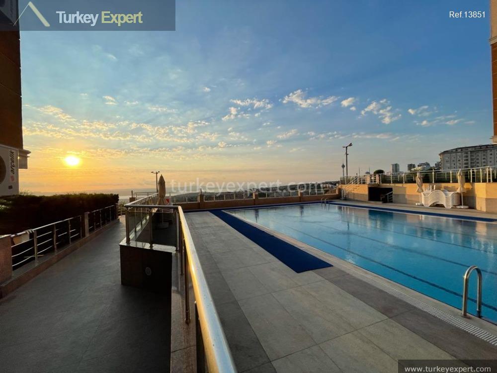 На продажу квартира с видом на море в жилом комплексе с бассейном в Стамбуле в районе Бейликдюзю 2