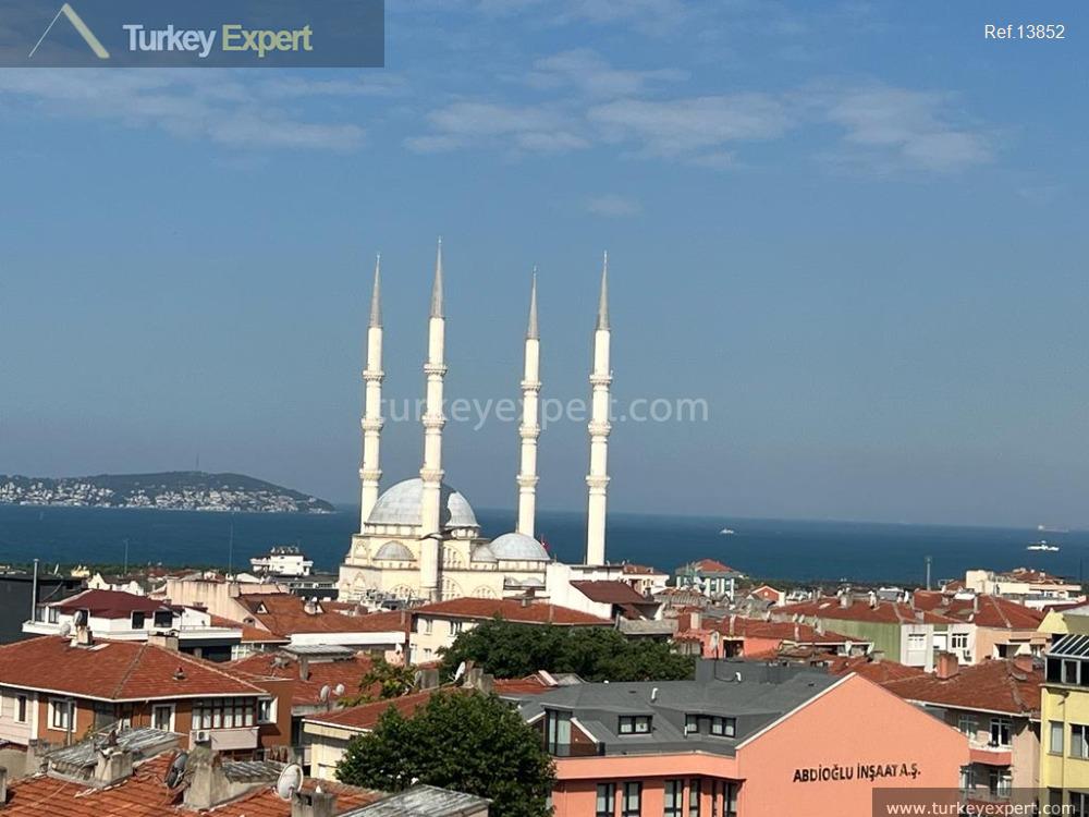 Sea view 3-bedroom duplex on the top floor of a complex in Istanbul Maltepe 2