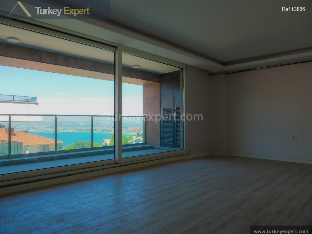 На продажу квартиры в Стамбуле в районе Бююкчекмедже с видом на озеро и море 2