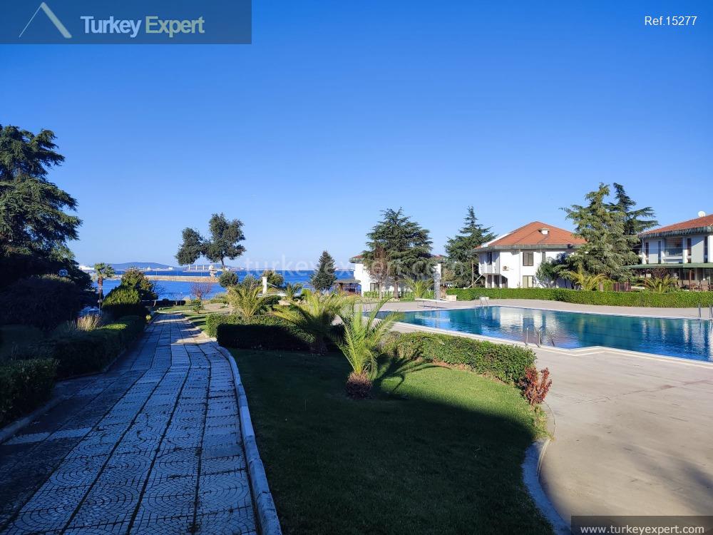 Villa for sale in Istanbul Tuzla in a sea-front complex 0