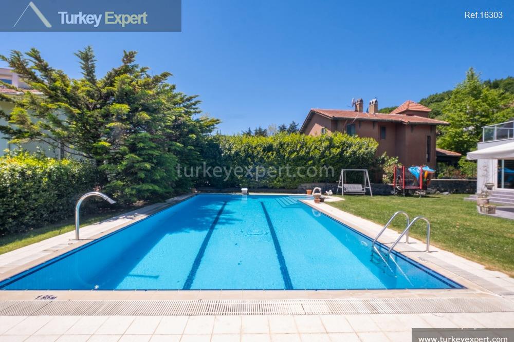 Triplex villa with swimming pool and garden in Istanbul Zekeriyakoy 0