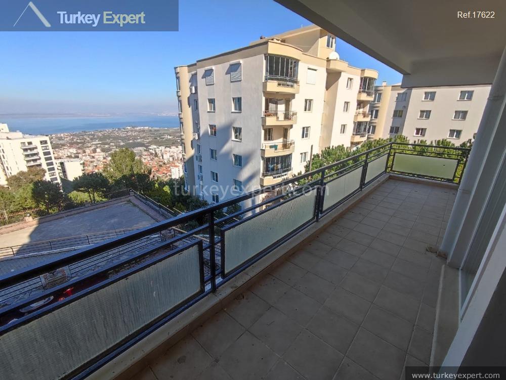 Gulf view apartment with 3 bedrooms for sale in Izmir Narlidere 1