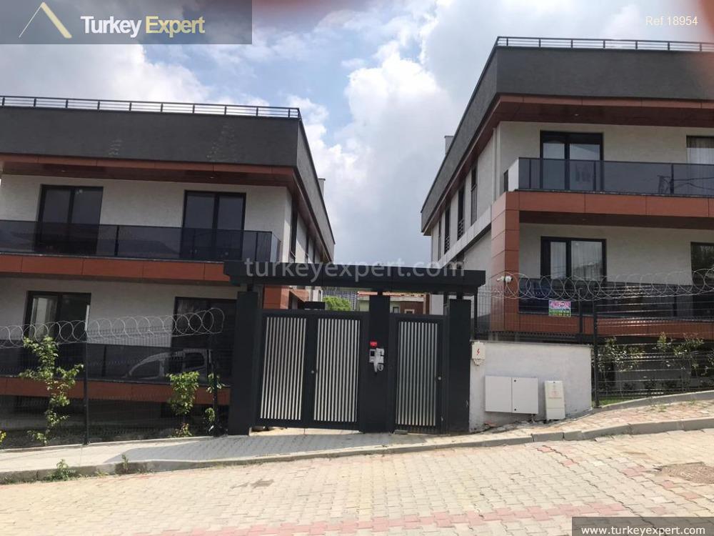 Ready to move spacious triplex villa in Istanbul Bahcesehir 0