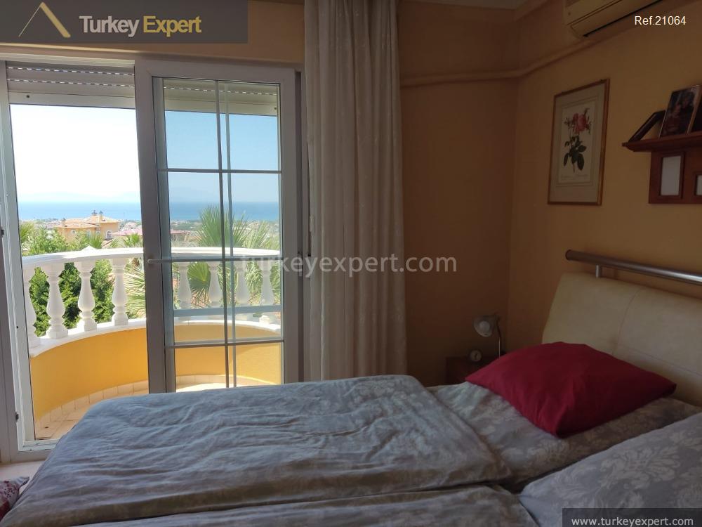 Villa indépendante avec grand terrain, piscine et vue sur la mer à Kusadasi 2