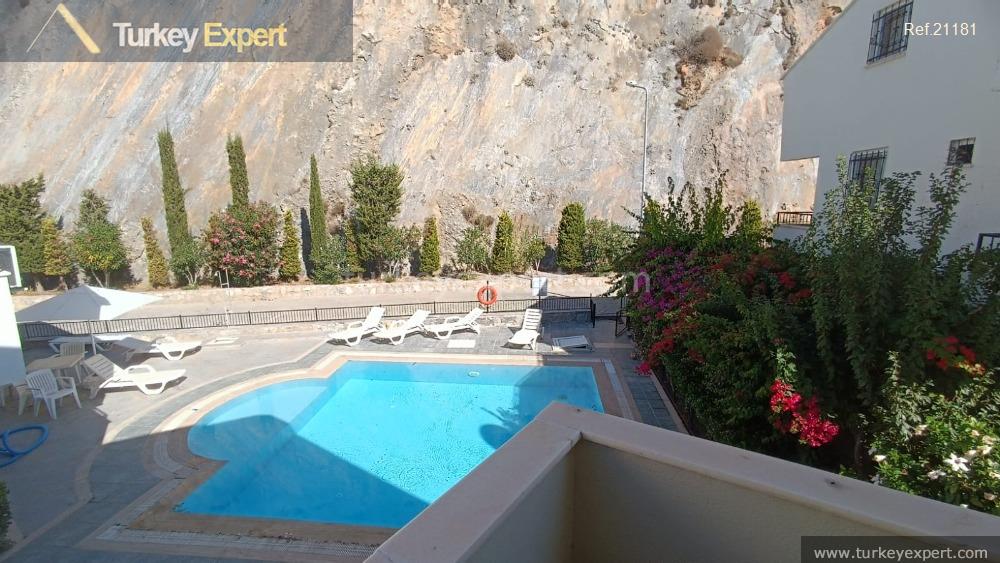 Kusadasi merkeze yakin havuzlu site içinde deniz manzaralı villa 1