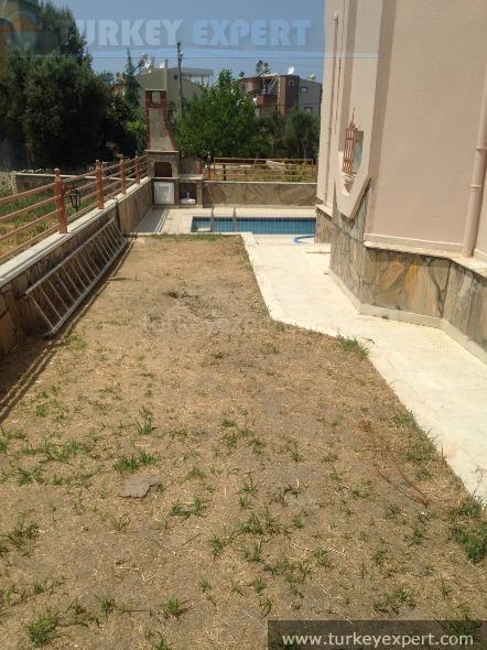 bedroom spacious villa with private swimming pool and 300 plot
