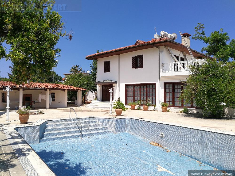 Private villa on a large plot of land with a separate guest house for