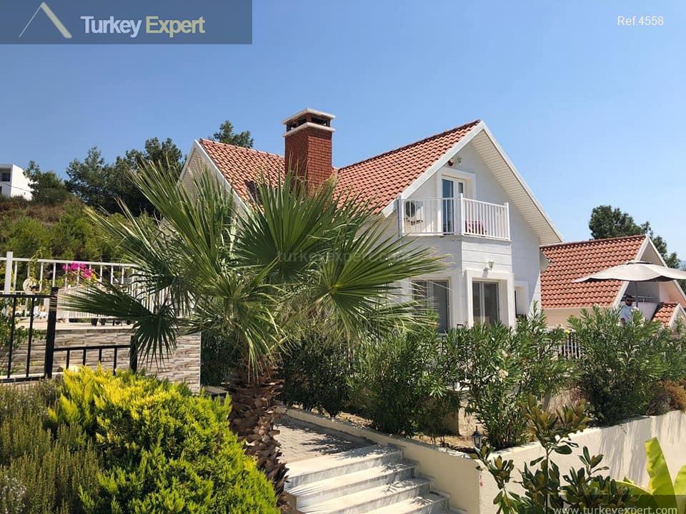 Detached villa in a beautiful green area, on a complex with communal