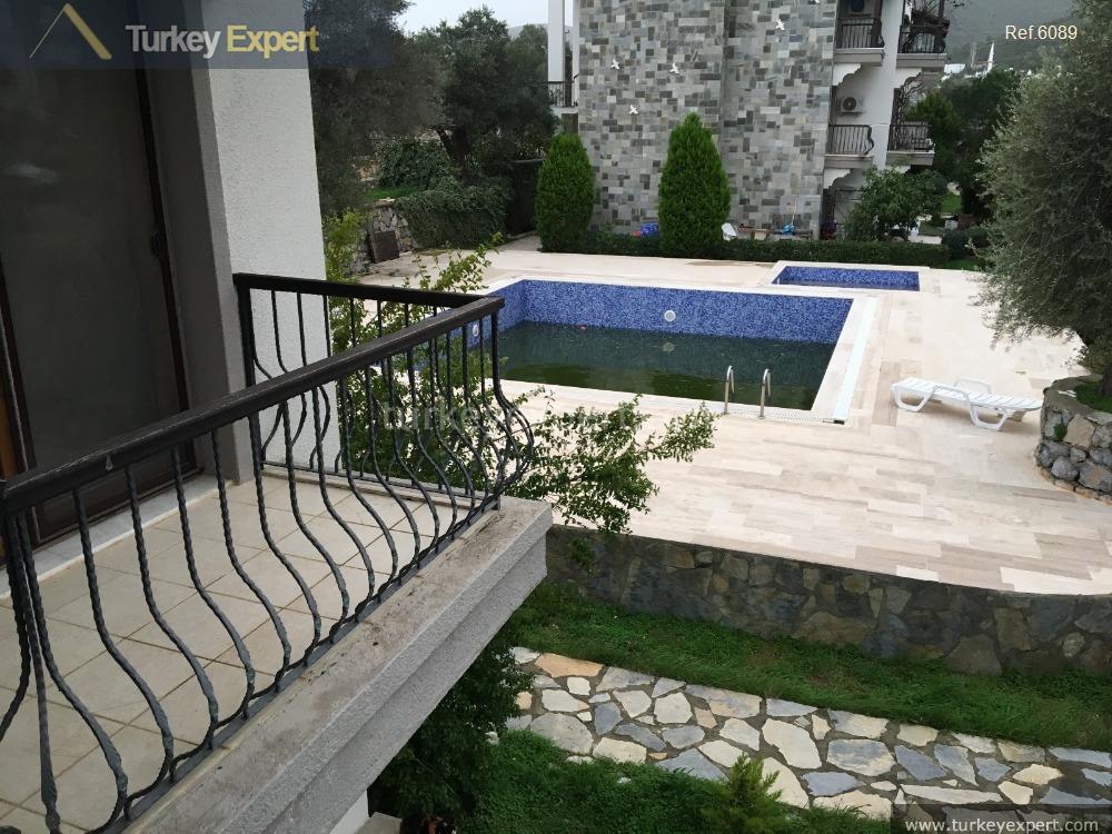 Bodrum Torba�da havuzlu bir tatil sitesinin içerisinde, geleneksel daire