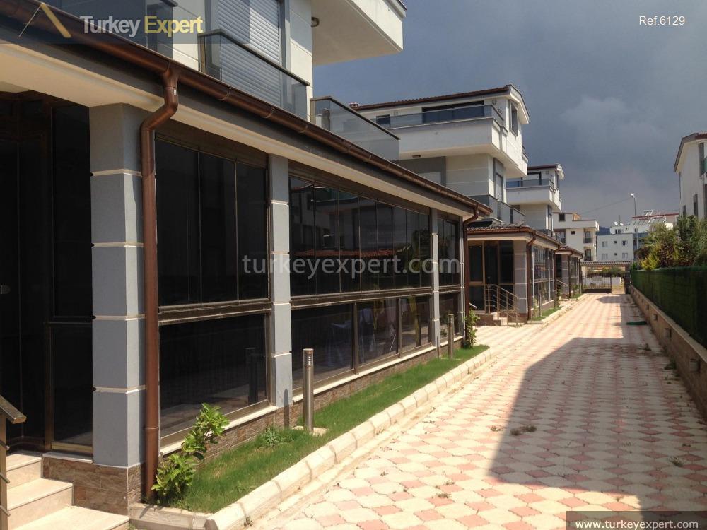 detached villas right on the2