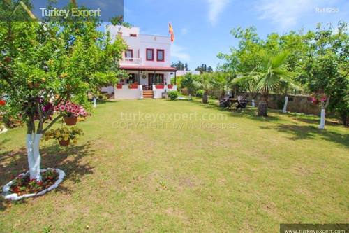 Authentic villa with an nice garden for sale in Bodrum near the beach and shops