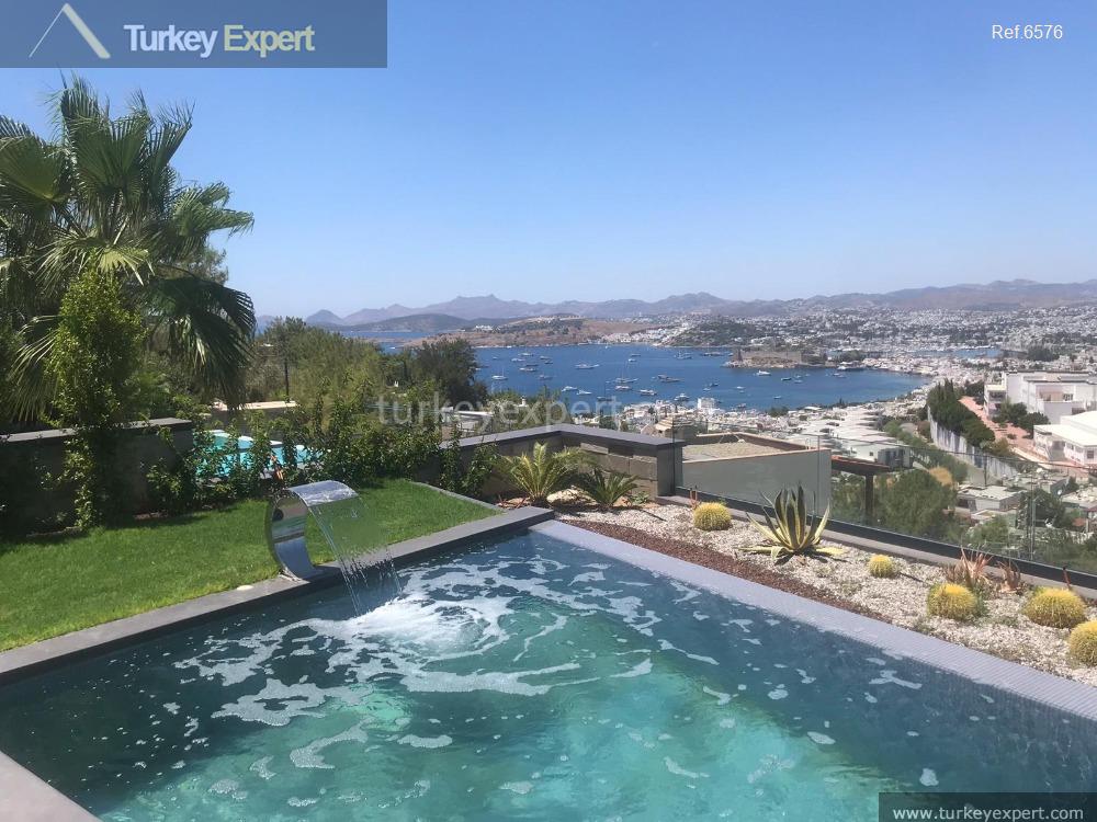 1large independent villa with sea2