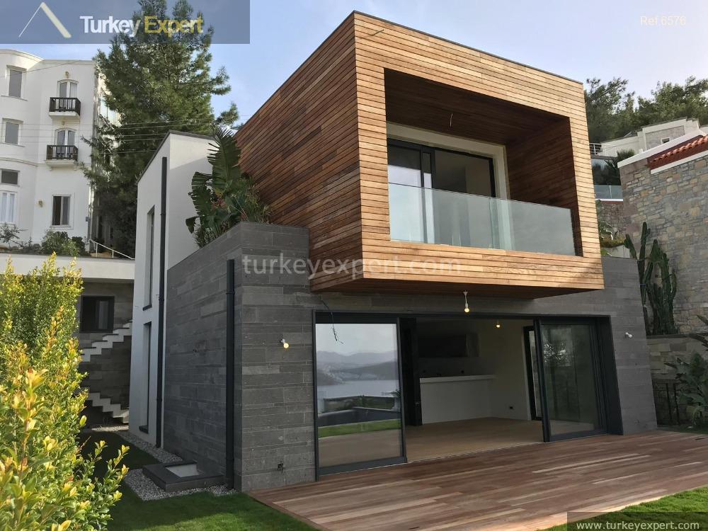 large independent villa with sea16