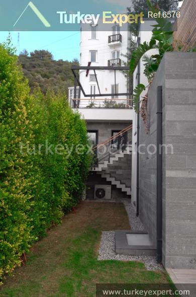 large independent villa with sea18